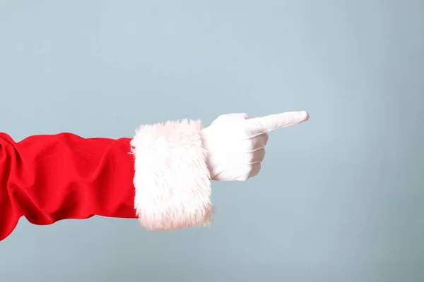 Ręka Świętego Mikołaja Pokazuje Się Niebieskim Tle — Zdjęcie stockowe