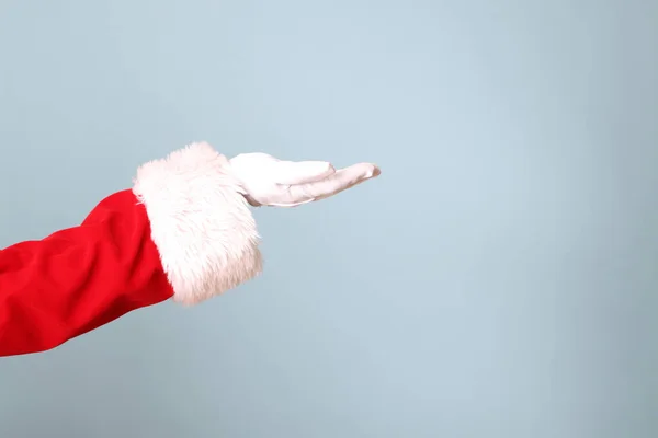 Ręka Świętego Mikołaja Pokazuje Się Niebieskim Tle — Zdjęcie stockowe
