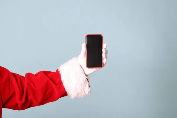 Рука Деда Мороза Синем Фоне — стоковое фото