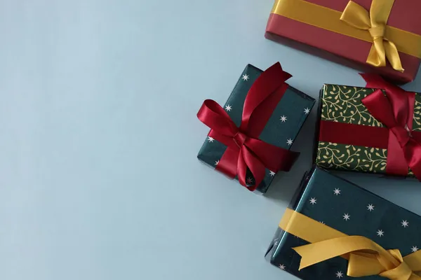 Les Cadeaux Noël Isolés Sur Fond Bleu — Photo