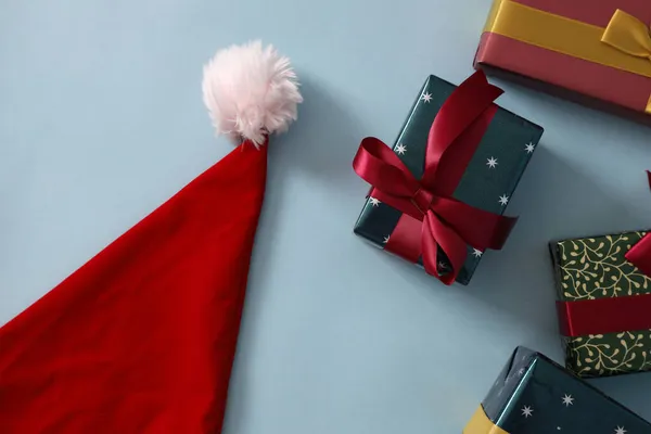 Mavi arka planda izole edilmiş Noel hediyeleri.
