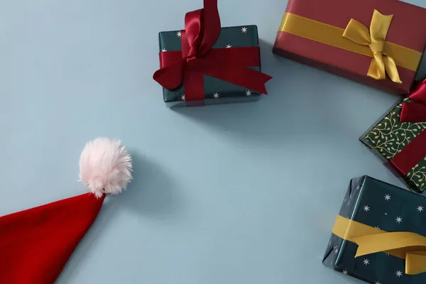 Die Isolierten Weihnachtsgeschenke Auf Blauem Hintergrund — Stockfoto
