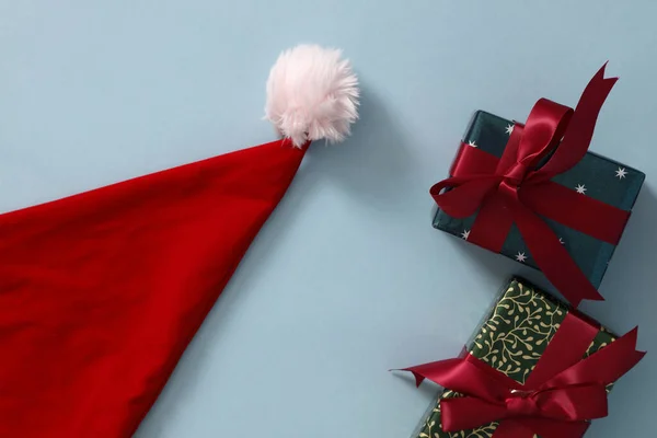 Die Isolierten Weihnachtsgeschenke Auf Blauem Hintergrund — Stockfoto