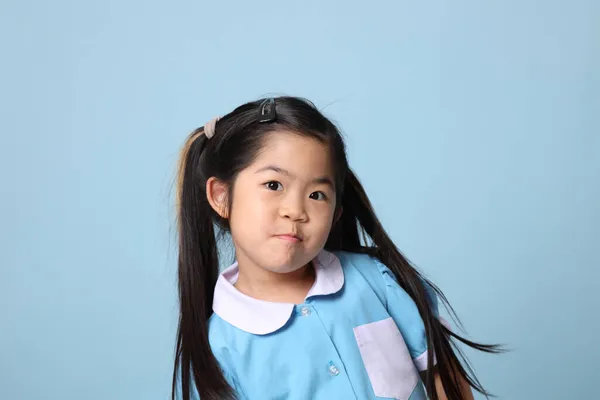 Den Asiatiska Flickan Var Skoluniform Stående Den Blå Bakgrunden — Stockfoto