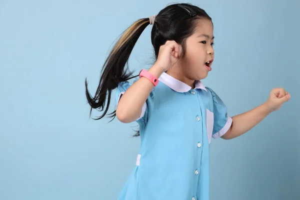 Menina Asiática Weraing Uniforme Escola Fundo Azul — Fotografia de Stock