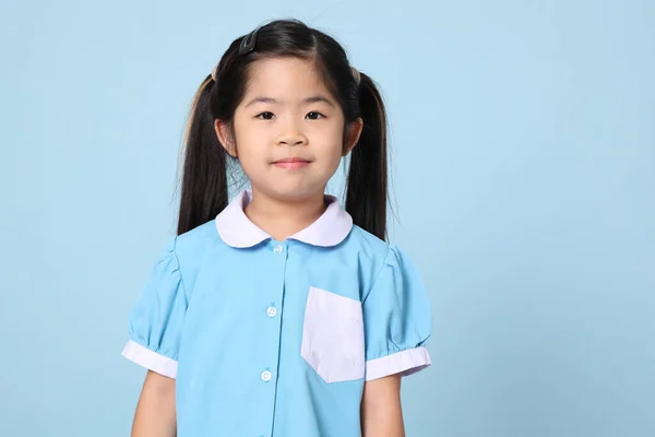Menina Asiática Weraing Uniforme Escola Fundo Azul — Fotografia de Stock