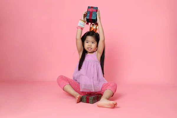 Jovem Menina Asiática Sentada Com Caixas Presente Fundo Rosa — Fotografia de Stock