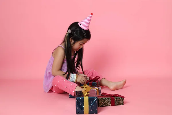 Молода Дівчина Азії Сидить Коробками Рожевому Фоні — стокове фото