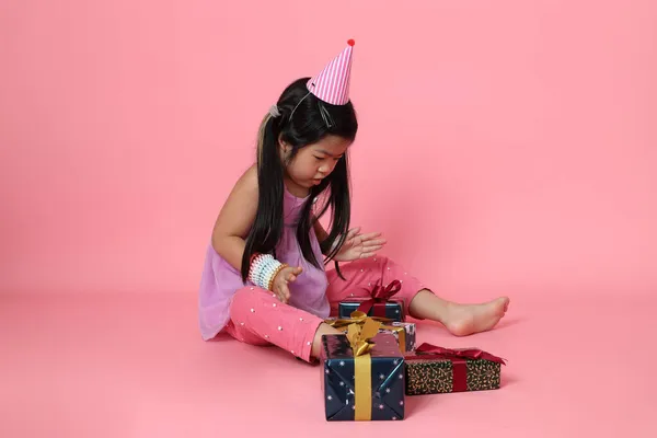 Νεαρή Ασιάτισσα Που Κάθεται Κουτιά Στο Ροζ Φόντο — Φωτογραφία Αρχείου