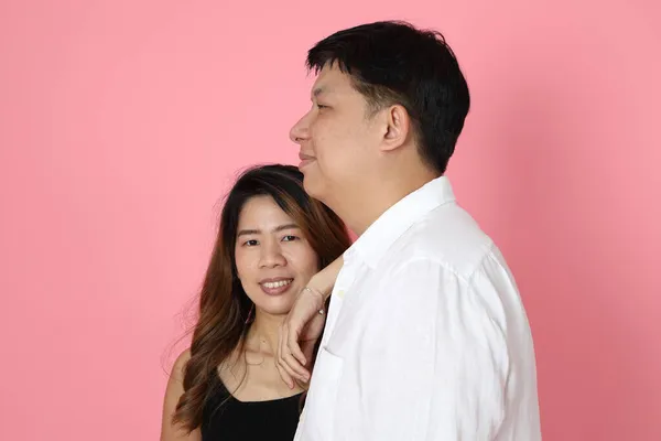 Das Asiatische Paar Steht Auf Dem Rosa Hintergrund — Stockfoto