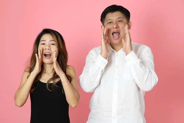 Das Asiatische Paar Steht Auf Dem Rosa Hintergrund — Stockfoto