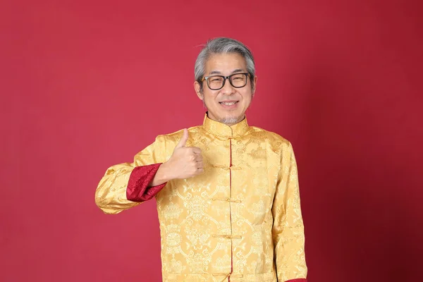 Kırmızı Arka Planda Duran Çin Geleneği Giyinmiş Yaşlı Asyalı Bir — Stok fotoğraf
