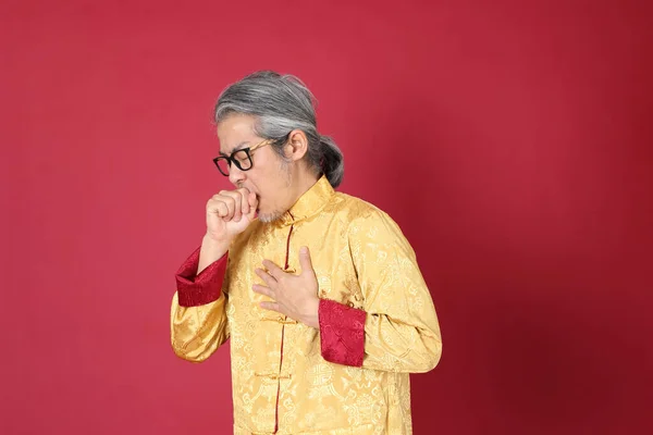 Kırmızı Arka Planda Duran Çin Geleneği Giyinmiş Yaşlı Asyalı Bir — Stok fotoğraf