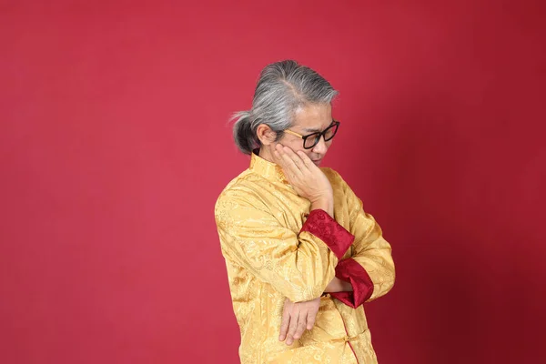 Das Porträt Eines Älteren Asiatischen Mannes Chinesischer Tracht Steht Auf — Stockfoto