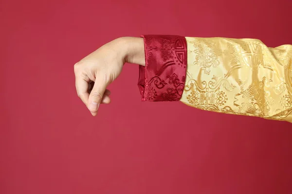 Chinese Man Hand Met Tradion Gekleed Rode Achtergrond — Stockfoto