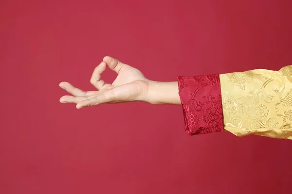 Homem Chinês Mão Com Tradion Vestido Fundo Vermelho — Fotografia de Stock