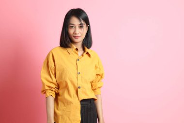 Boyalı arka planda duran melez kadın..