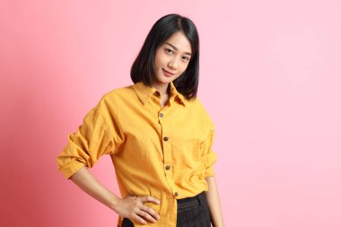 Boyalı arka planda duran melez kadın..