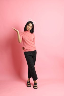 Pembe arka planda duran melez kız portresi..