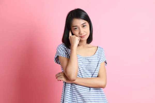 Mujer Raza Mixta Vistiendo Camisa Azul Pie Sobre Fondo Rosa —  Fotos de Stock