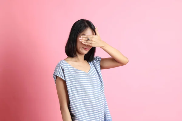 Mulher Raça Mista Vestindo Camisa Azul Fundo Rosa — Fotografia de Stock