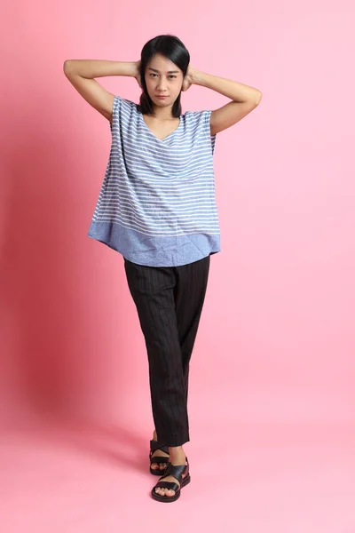 Mujer Raza Mixta Vistiendo Camisa Azul Pie Sobre Fondo Rosa —  Fotos de Stock