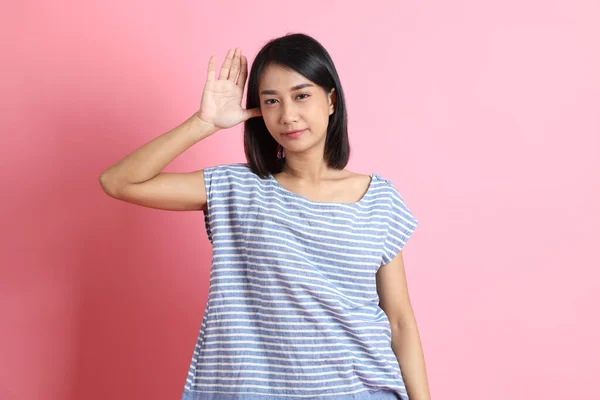 Míchaný Závod Žena Modré Košili Stojící Růžovém Pozadí — Stock fotografie