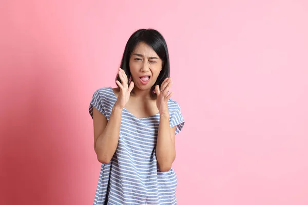 Mulher Raça Mista Vestindo Camisa Azul Fundo Rosa — Fotografia de Stock