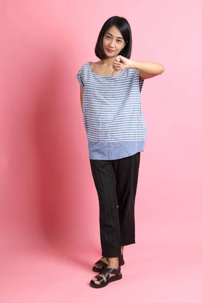 Mujer Raza Mixta Vistiendo Camisa Azul Pie Sobre Fondo Rosa —  Fotos de Stock