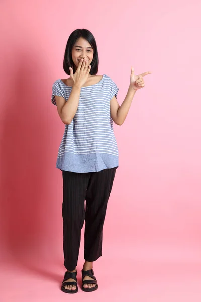 Mujer Raza Mixta Vistiendo Camisa Azul Pie Sobre Fondo Rosa —  Fotos de Stock