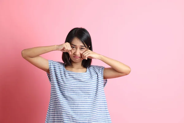 Mulher Raça Mista Vestindo Camisa Azul Fundo Rosa — Fotografia de Stock