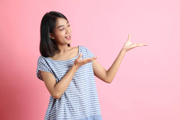 Mujer Raza Mixta Vistiendo Camisa Azul Pie Sobre Fondo Rosa —  Fotos de Stock