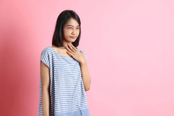 Mujer Raza Mixta Vistiendo Camisa Azul Pie Sobre Fondo Rosa —  Fotos de Stock