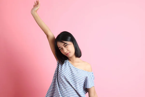 Donna Razza Mista Indossa Camicia Blu Piedi Sullo Sfondo Rosa — Foto Stock