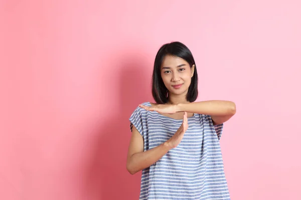 Mulher Raça Mista Vestindo Camisa Azul Fundo Rosa — Fotografia de Stock