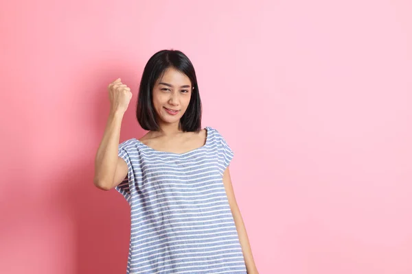 Mujer Raza Mixta Vistiendo Camisa Azul Pie Sobre Fondo Rosa —  Fotos de Stock