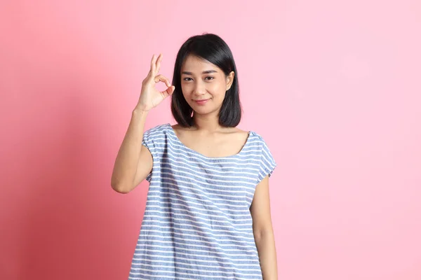 Gemengde Ras Vrouw Met Een Blauw Shirt Roze Achtergrond — Stockfoto