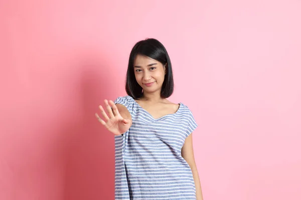 Gemengde Ras Vrouw Met Een Blauw Shirt Roze Achtergrond — Stockfoto