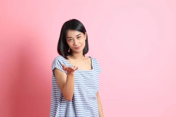 Mujer Raza Mixta Vistiendo Camisa Azul Pie Sobre Fondo Rosa — Foto de Stock