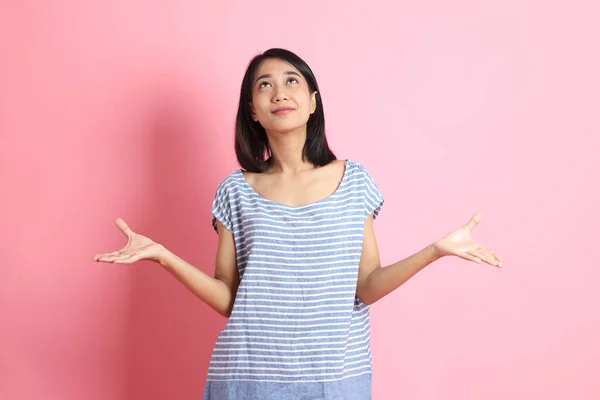 Mulher Raça Mista Vestindo Camisa Azul Fundo Rosa — Fotografia de Stock