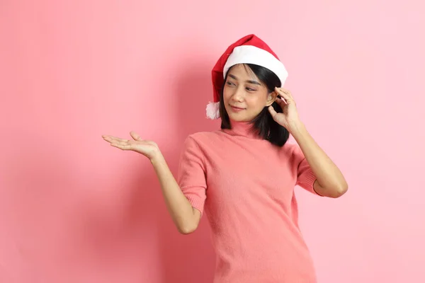 Het Gemengde Ras Meisje Portret Dragen Sant Claus Hoed Staan — Stockfoto