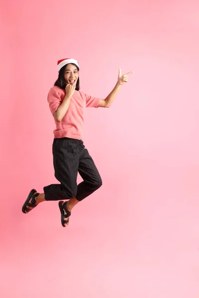 Retrato Menina Raça Mista Vestindo Chapéu Sant Claus Fundo Rosa — Fotografia de Stock