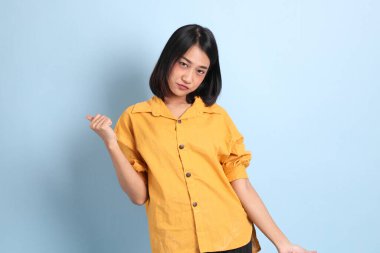 Mavi arka planda oturan melez kız portresi..