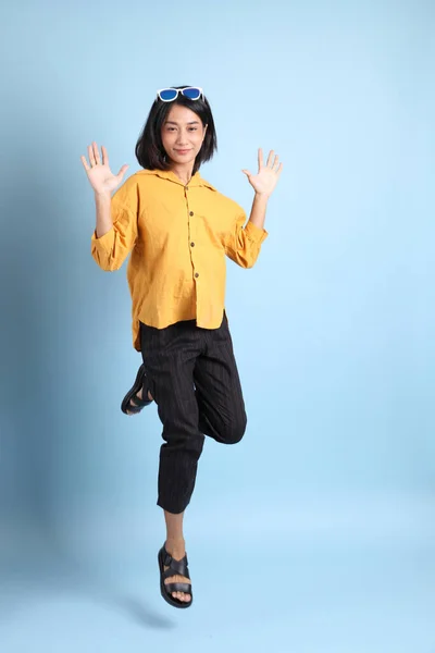 Retrato Menina Raça Mista Sentado Fundo Azul — Fotografia de Stock