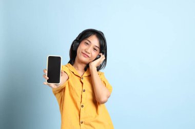 Mavi arka planda oturan melez kız portresi..