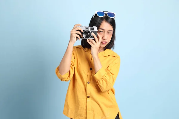 Chica Raza Mixta Retrato Sentado Fondo Azul —  Fotos de Stock