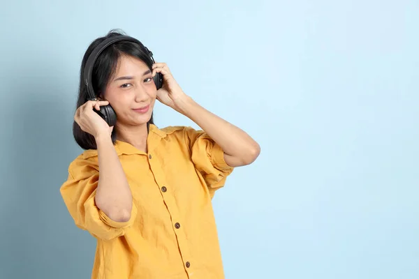 Retrato Menina Raça Mista Sentado Fundo Azul — Fotografia de Stock