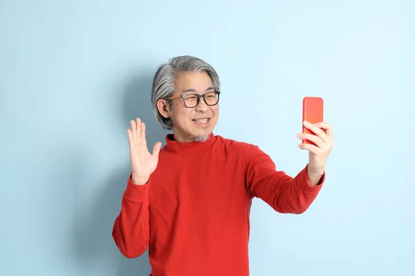 Hombre Asiático Mayor Pie Sobre Fondo Azul —  Fotos de Stock