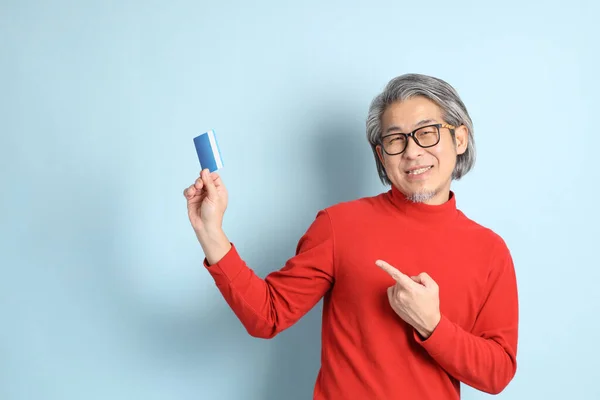 Homme Asiatique Senior Debout Sur Fond Bleu — Photo