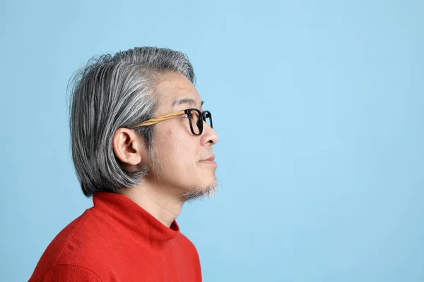Starší Asijský Muž Stojící Modrém Pozadí — Stock fotografie